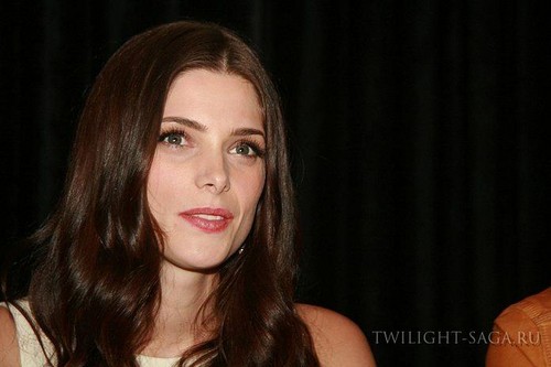  New portraits of Ashley Greene from the Comic Con 2012