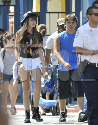  Paris Jackson and her brother Prince Jackson at Six Flags August 2012