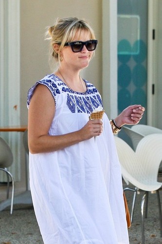  Reese Witherspoon and Jim Toth at Pinkberry [August 7, 2012]
