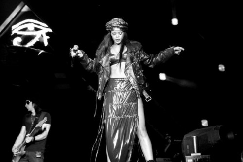  Rihanna shares some các bức ảnh on Facebook from the 'Peace and tình yêu Festival and Kollen Festival 31/8/12