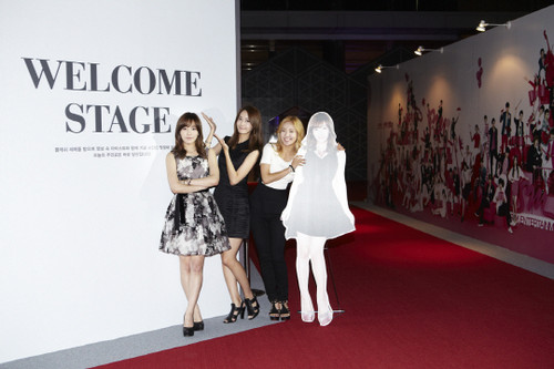  Taeyeon, Yoona & Hyoyeon Selca @ S.M.ART Exhibition xem trước Event