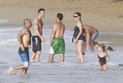  The Afflecks spent a 日 on the 海滩 in Puerto Rico