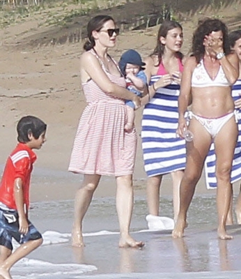  The Afflecks spent a 日 on the 海滩 in Puerto Rico