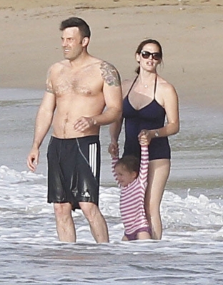  The Afflecks spent a دن on the ساحل سمندر, بیچ in Puerto Rico