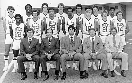  The trường đại học of Evansville men's bóng rổ plane crash occurred on December 13, 1977