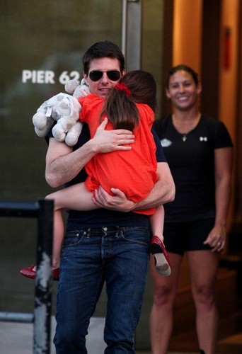  Tom Cruise and Suri Catch a Helicopter [July 18, 2012]