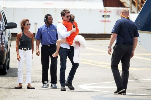  Tom Cruise and Suri Catch a Helicopter [July 18, 2012]