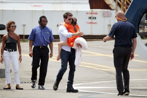 Tom Cruise and Suri Catch a Helicopter [July 18, 2012]
