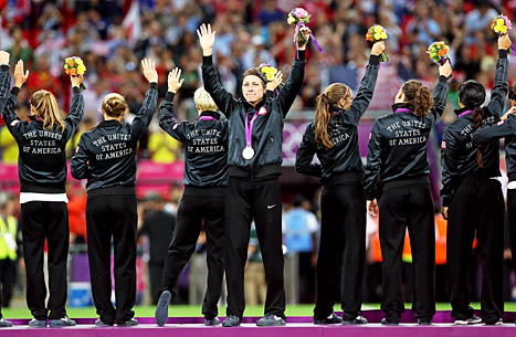  U.S. wins women's sepakbola emas medal