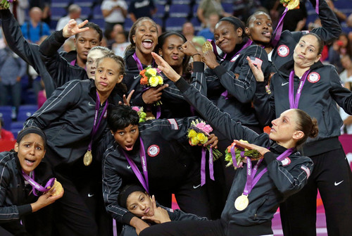  USA wins women's баскетбол Золото