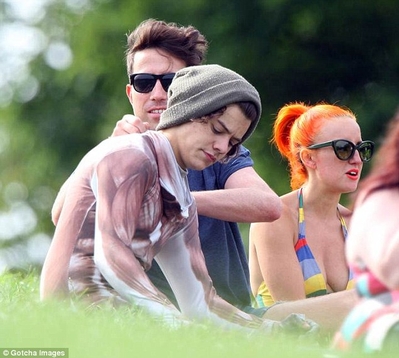  AUG 14TH - HARRY AT A PARK WITH 프렌즈