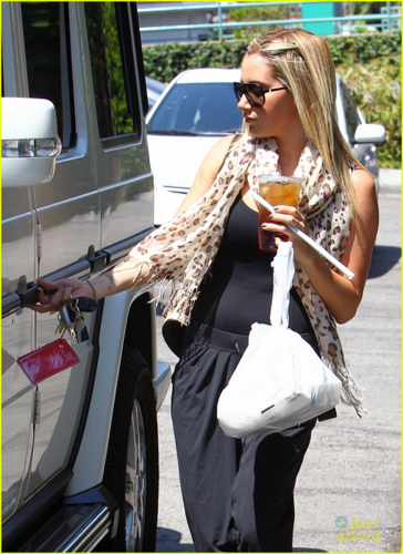  Ashley - Grabbing take-out 음식 at Aroma Cafe in Studio City - August 17, 2012