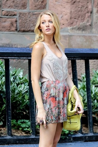  Blake Lively on set of "Gossip Girl" season 6 in NYC August 2