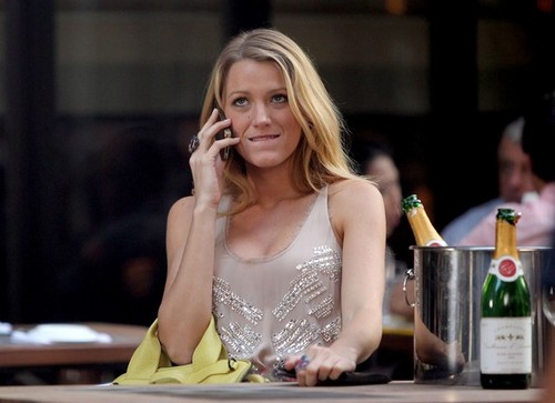  Blake Lively on set of "Gossip Girl" season 6 in NYC August 2