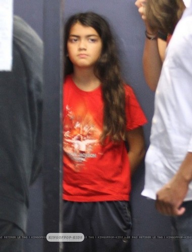  Blanket Jackson wearing MJ's camicia NEW August 2012