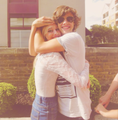  Harry with a 粉丝 (look how he is hugging her)