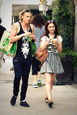  Jamie & Lily एल Out & About in Toronto (2012)