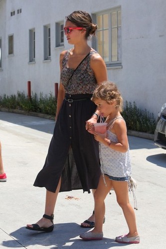  Jessica Alba Grabs Lunch in West Hollywood [August 12, 2012]
