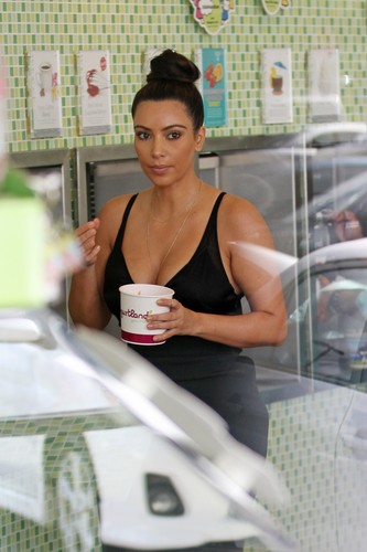  Kim Kardashian – Cleavage Candids in Hawaii