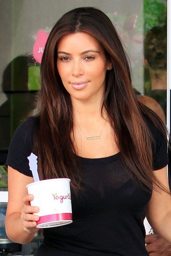  Kim and Kanye getting फ्रोज़न yogurt at Yogurtland in Hawaii