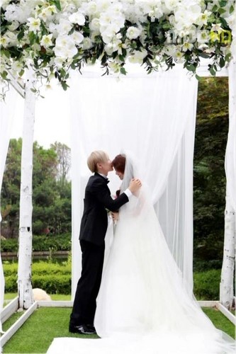 Leeteuk & Kang Sora Wedding photo