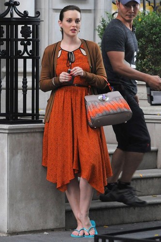  Leighton on the set of Gossip Girl on Friday (August 17) in New York City’s Upper East Side