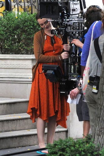  Leighton on the set of Gossip Girl on Friday (August 17) in New York City’s Upper East Side