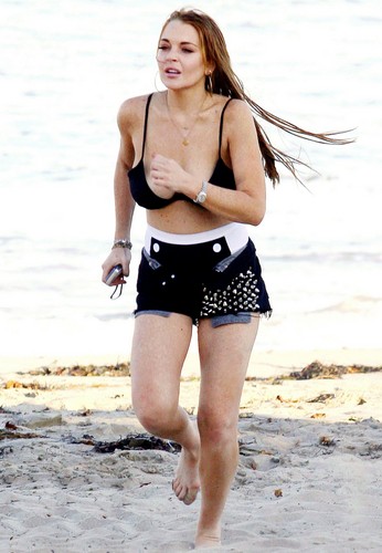  Lindsay Lohan – Bikini Candids in Malibu