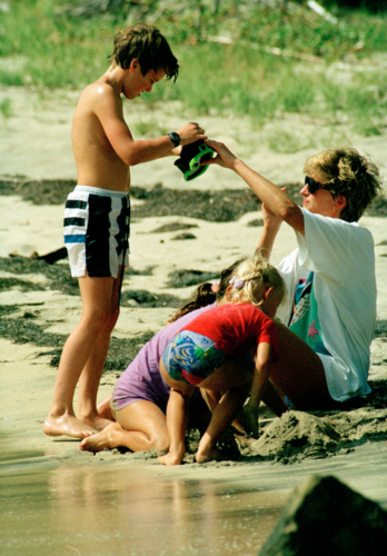  Princess Diana and Prince William on the ビーチ