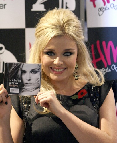  Promoting her new album "Believe" at HMV in Londres