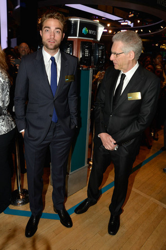  Robert Pattinson & David Cronenberg Ring The Opening 钟, 贝尔 At The NYSE