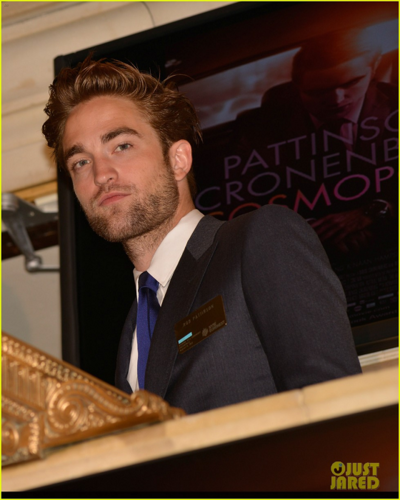  Robert - Ringing the opening 钟, 贝尔 at the New York Stock Exchange - August 14, 2012