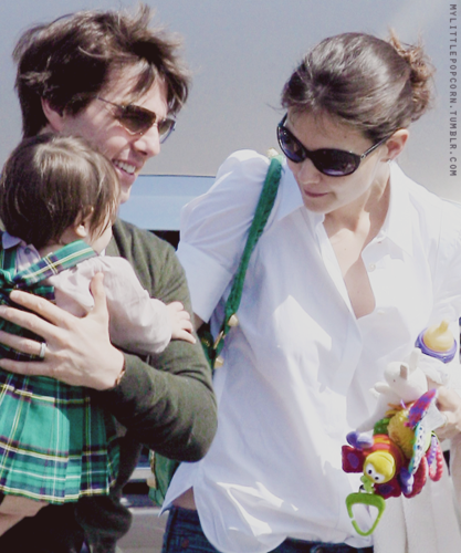 Tom and Katie with baby Suri 