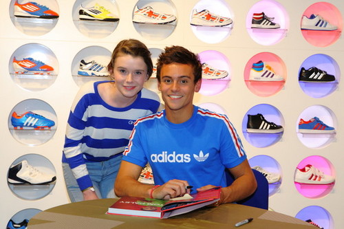  Tom at his book signing in ロンドン {15/08/12}.