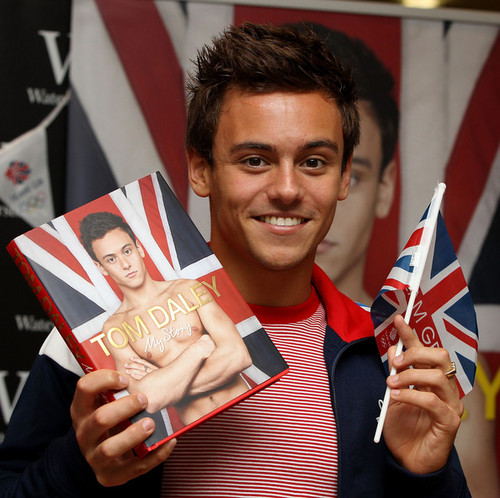  Tom at his book signing in लंडन {16/08/12}.