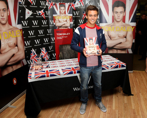  Tom at his book signing in Londres {16/08/12}.