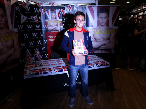  Tom at his book signing in Londres {16/08/12}.