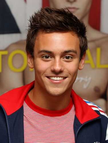  Tom at his book signing in लंडन {16/08/12}.