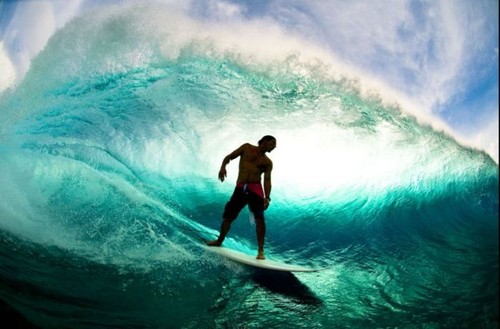  blue surfing waves