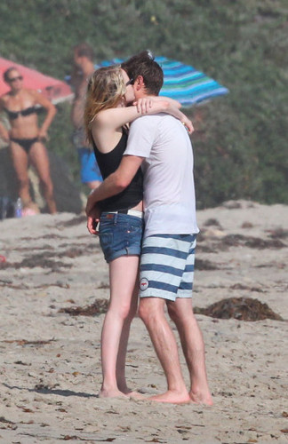  Andrew & Emma 接吻 on the 海滩