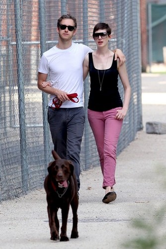  Anne Hathaway and Adam Shulman Go for a Walk [August 25, 2012]