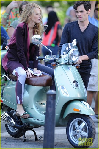  Blake and Penn hop onto a Vespa together to film a scene for Gossip Girl (August 28)