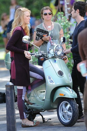  Blake and Penn hop onto a Vespa together to film a scene for Gossip Girl in NYC