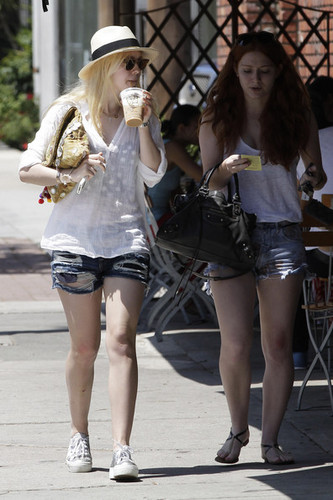  Dakota out and about in los Angeles, 23 august 2012