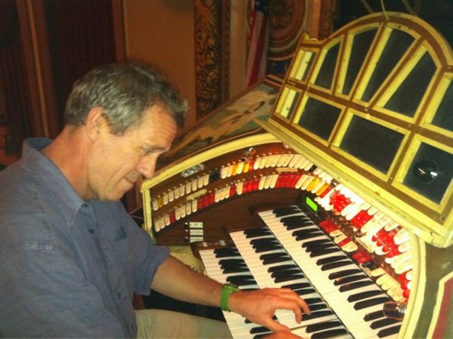  Hugh Laurie and an old organ Wurlitze - Theater Riviera .28.08.2012