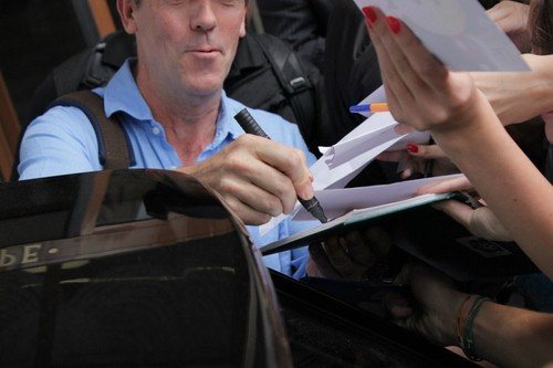  Hugh Laurie signing autographs in Minsk 22.06.2012
