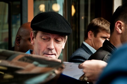  Hugh Laurie signing autographs in Minsk 22.06.2012