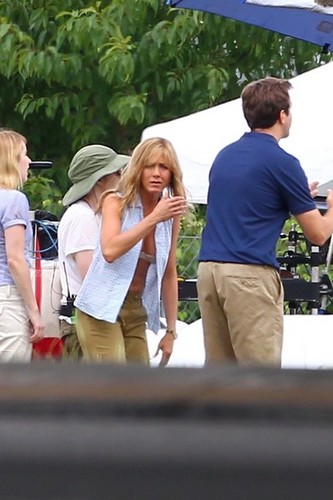  Jennifer Aniston Films 'We're the Millers' [August 20, 2012]