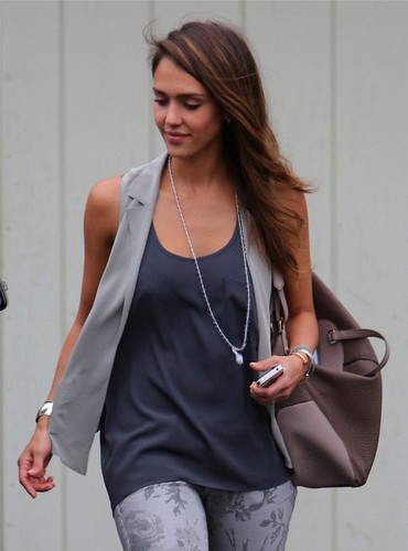  Jessica Alba Gets Mexican Cibo to go to work in her office in Santa Monica [August 21, 2012]