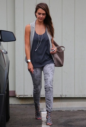  Jessica Alba Gets Mexican 음식 to go to work in her office in Santa Monica [August 21, 2012]